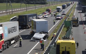 ongeluk-a15-vrachtwagens (1)